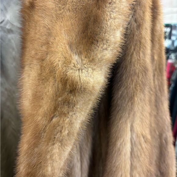Elegant Brown Fur Coat with Wide Collar and Plush Texture - Picture 6 of 8